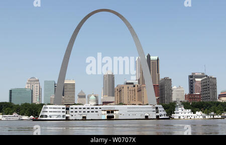 Der Admiral Riverboat auf dem Mississippi Fluss durch den tugboat Michael Luhr hinter dem Gateway Arch in St. Louis am 19. Juli 2011. Der Admiral wird zu Kolumbien, Illinois, wo es für Schrott geschnitten werden muss. Der Admiral war einst als das größte Kreuzfahrtschiff der Welt und der erste Mississippi Riverboat zu voll klimatisiert werden aufgezeichnet. In den 1990er Jahren der Admiral wurde ein Riverboat casino, wie der 'Präsident Casino auf dem Admiral', die aus dem Geschäft im vergangenen Jahr bekannt. Der Admiral ist eine Befestigung auf der St. Louis Riverfront seit 1937 gewesen. UPI/Bill Gree Stockfoto