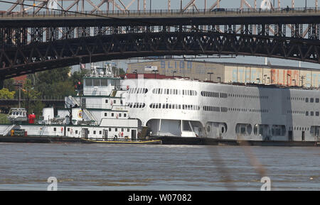 Der Admiral Riverboat auf dem Mississippi Fluss durch den tugboat Michael Luhr, wie es unter der Eads Bridge in St. Louis am 19. Juli 2011. Der Admiral wird zu Kolumbien, Illinois, wo es für Schrott geschnitten werden muss. Der Admiral war einst als das größte Kreuzfahrtschiff der Welt und der erste Mississippi Riverboat zu voll klimatisiert werden aufgezeichnet. In den 1990er Jahren der Admiral wurde ein Riverboat casino, wie der 'Präsident Casino auf dem Admiral', die aus dem Geschäft im vergangenen Jahr bekannt. Der Admiral ist eine Befestigung auf der St. Louis Riverfront seit 1937 gewesen. Stockfoto