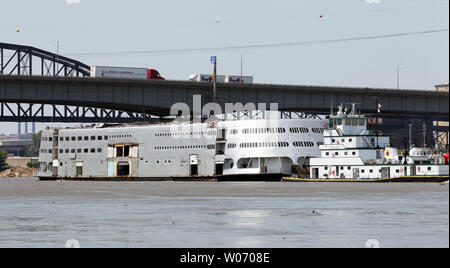 Der Admiral Riverboat auf dem Mississippi River halfen, wie es unter der Pappel Street Bridge, von der tugboat Michael Luhr in St. Louis am 19. Juli 2011 geht. Der Admiral wird zu Kolumbien, Illinois, wo es für Schrott geschnitten werden muss. Der Admiral war einst als das größte Kreuzfahrtschiff der Welt und der erste Mississippi Riverboat zu voll klimatisiert werden aufgezeichnet. In den 1990er Jahren der Admiral wurde ein Riverboat casino, wie der 'Präsident Casino auf dem Admiral', die aus dem Geschäft im vergangenen Jahr bekannt. Der Admiral ist eine Befestigung auf der St. Louis Riverfront sinc. Stockfoto