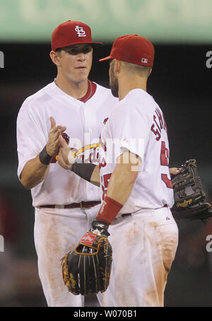 St. Louis Cardinals centerfielder Colby Rasmus (L) feiert ein 3-1 über die Houston Astros gewinnen mit rightfielder Überspringen Schumaker am Busch Stadium in St. Louis am 26. Juli 2011. Verschiedenen Berichten zufolge die Kardinäle Rasmus haben zu den Toronto Blue Jays für Krüge Edwin Jackson, Octavio Dotel und Marc Rzepczynski am 27. Juli 2011 gehandelt. UPI/Rechnung Greenblatt Stockfoto