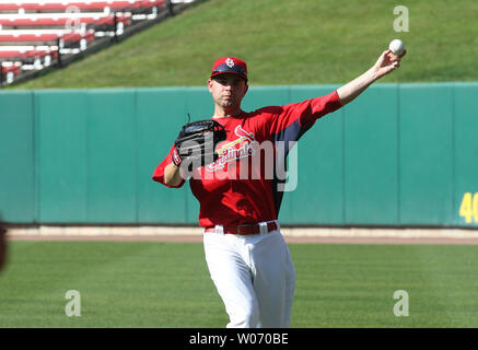 Neu erworbenen St. Louis Cardinals Marc Rzepczynski wirft die Baseball während der schlagenden Praxis vor einem Spiel gegen die Houston Astros am Busch Stadium in St. Louis am 28. Juli 2011. UPI/Rechnung Greenblatt Stockfoto