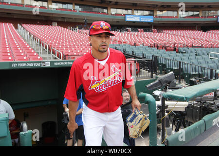 Neu erworbenen INFIELDER Rafael Furcal nimmt, um das Feld für die schlagende Praxis als Mitglied der St. Louis Cardinals am Busch Stadium in St. Louis am 31. Juli 2011. Furcal kommt nach St. Louis in einem Handel mit den Los Angeles Dodgers für AA-Perspektive Alex Castellanos, ein outfielder. UPI/Rechnung Greenblatt Stockfoto