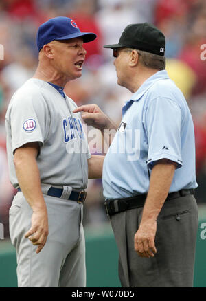 Chicago Cubs Manager Mike Riemer und der zweiten Base umpire Derryl Cousins Gesicht in ein Argument im fünften Inning bei einem Spiel gegen die St. Louis Cardinals am Busch Stadium in St. Louis am 30. Juli 2011 zu Gesicht. Quade wurde aus dem Spiel getrennt ist. UPI/Rechnung Greenblatt Stockfoto