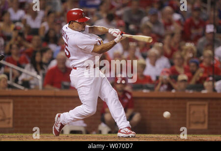 Neu erworbenen INFIELDER Rafael Furcal Hits ein feldspieler zur zweiten Basis gegen die Chicago Cubs im siebten Inning am Busch Stadium in St. Louis am 31. Juli 2011. Chicago, St. Louis 6-3 besiegte. UPI/Rechnung Greenblatt Stockfoto