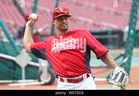 Neu erworbenen INFIELDER Rafael Furcal wirft die Baseball während der schlagenden Praxis als Mitglied der St. Louis Cardinals am Busch Stadium in St. Louis am 31. Juli 2011. Furcal kommt nach St. Louis in einem Handel mit den Los Angeles Dodgers für AA-Perspektive Alex Castellanos, ein outfielder. UPI/Rechnung Greenblatt Stockfoto