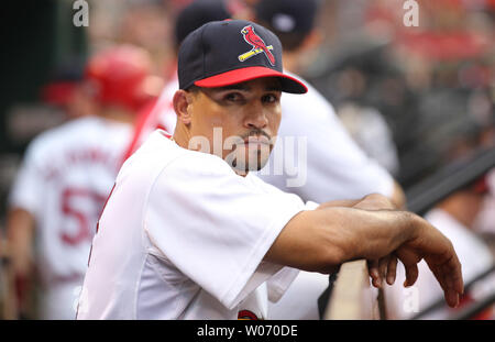 Neu erworbenen INFIELDER Rafael Furcal Uhren sein neues Team übernehmen die Chicago Cubs am Busch Stadium in St. Louis am 31. Juli 2011. Furcal kommt nach St. Louis in einem Handel mit den Los Angeles Dodgers für AA-Perspektive Alex Castellanos, ein outfielder. UPI/Rechnung Greenblatt Stockfoto