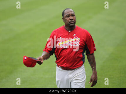 Neu erworbenen St. Louis Cardinals Krug Arthur Rhodes schaut sich um Busch Stadium, als er vor einem Spiel gegen die Colorado Rockies am Busch Stadium in St. Louis am 12. August 2011 erstreckt. Rhodes kommt nach St. Louis von der Texas Rangers. UPI/Rechnung Greenblatt Stockfoto