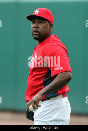 Neu erworbenen St. Louis Cardinals Krug Arthur Rhodes schaut sich um Busch Stadium, als er vor einem Spiel gegen die Colorado Rockies am Busch Stadium in St. Louis am 12. August 2011 erstreckt. Rhodes kommt nach St. Louis von der Texas Rangers. UPI/Rechnung Greenblatt Stockfoto