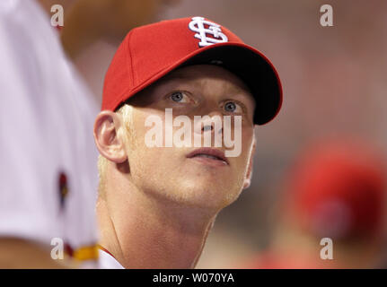 Neu erworbenen St. Louis Cardinals Krug Brandon Dickson sitzt im Dugout während eines Spiels gegen die Cincinnati Reds am Busch Stadium in St. Louis am 2. September 2011. UPI/Rechnung Greenblatt Stockfoto