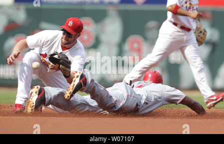 St. Louis Cardinals überspringen Schumaker nimmt den späten werfen wie Cincinnati Reds Brandon Phillips zweite Basis im ersten Inning stiehlt am Busch Stadium in St. Louis am 3. September 2011. UPI/Rechnung Greenblatt Stockfoto