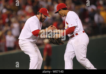 St. Louis Cardinals Krug Jason Motte (L) feiert ein 4-3 über die Atlanta Braves mit Jon jay Gewinnen am Busch Stadium in St. Louis am 10. September 2011. UPI/Rechnung Greenblatt Stockfoto