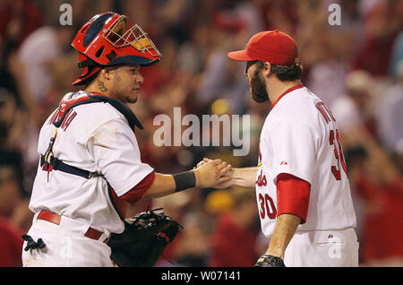 St. Louis Cardinals catcher Yadier Molina (L) gratuliert Krug Jason Motte auf der 4-3 Gewinn über den Atlanta Braves am Busch Stadium in St. Louis am 10. September 2011. UPI/Rechnung Greenblatt Stockfoto