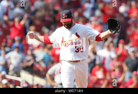 St. Louis Cardinals Krug Jason Motte feiert die dritte heraus und ein Gewinn 6-3 über die Atlanta Braves am Busch Stadium in St. Louis am 11. September 2011. UPI/Rechnung Greenblatt Stockfoto