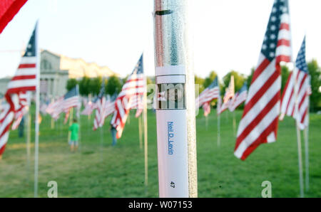 Ein flag Pole der Name von Neil D. Levin Lager steht mit fast 3000 anderen Flags auf Anzeige an Kunst Hügel in St. Louis am 11. September 2011. Levin, der ehemalige Direktor der New York Port Authority, war bei den Angriffen auf das World Trade Center in New York am 11. September 2001 getötet. Die Fahnen wurden als Teil von Amerikas Heartland erinnert sich Organisation gelegt. UPI/Rechnung Greenblatt Stockfoto