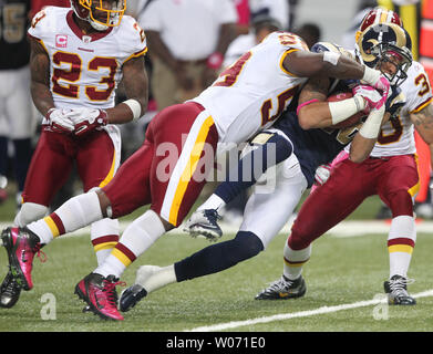 Washington Redskins London Fletcher wickelt oben St. Louis Rams Austin Pettis im dritten Quartal an der Edward Jones Dome in St. Louis am 2. Oktober 2011. Washington gewann das Spiel 17-10. UPI/Rechnung Greenblatt Stockfoto