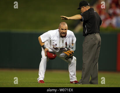 St. Louis Cardinals centerfielder Überspringen Schumaker argumentiert, dass er einen Ball vom Schläger von Philadelphia Phillies Carlos Ruiz im achten Inning gefangen als Schiedsrichter Jerry Mahlzeiten signalisiert, dass er nicht in Spiel 3 der Nlds am Busch Stadium in St. Louis am 4. Oktober 2011. Schiedsrichter später ändert den Anruf, er war als Philadelphia das Spiel 3-2 gewonnen. UPI/Rechnung Greenblatt Stockfoto