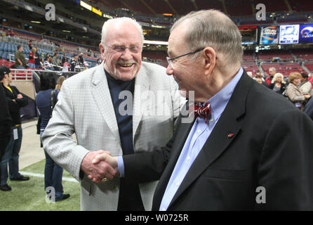 Ehemalige St. Louis Football Cardinals Head Coach Jim Hanifan (L) begrüßt seinen alten Chef, Arizona-kardinäle Inhaber Bill Bidwell, bevor die Arizona Cardinals - St. Louis Rams football Spiel auf dem Edward Jones Dome in St. Louis am 27 November, 2011 UPI/Rechnung Greenblatt Stockfoto