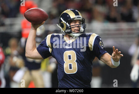 St. Louis Rams Quarterback SAM Bradford wirft einen Pass im dritten Quartal gegen die Arizona Cardinals an der Edward Jones Dome in St. Louis am 27. November 2011. Arizona gewann das Spiel 23-20. UPI/Rechnung Greenblatt Stockfoto