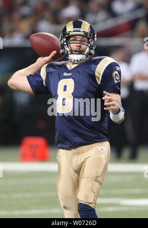 St. Louis Rams Quarterback SAM Bradford wirft der Fußball im vierten Viertel gegen die Arizona Cardinals an der Edward Jones Dome in St. Louis am 27 November, 2011 UPI/Rechnung Greenblatt Stockfoto