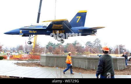 Arbeitnehmer stetig Blauer Engel Jet als Sie ihn in eine neue Anzeige an der St. Louis Science Center in St. Louis am 13. Dezember 2011 gesenkt wird. Die Blue Angels F/A-18 B Hornet ist als Dauerleihgabe von der National Naval Aviation Museum, Pensacola, Florida. UPI/Rechnung Greenblatt Stockfoto