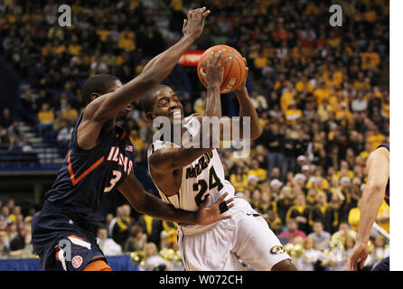 Missouri Tiger Kim Englisch (24) treibt die Fahrspur vor Illinois Fighting Illini Brandon Paul in der ersten Hälfte des jährlichen Braggin' Rechte Spiel im Scottrade Center in St. Louis am 22. Dezember 2011. UPI/Rechnung Greenblatt Stockfoto