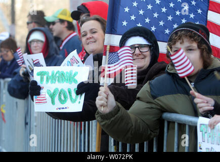 Parade goers halten Schilder und Wave flags während eines Veterans Parade in St. Louis am 28. Januar 2012. Tausende von Menschen säumten eine Parade Route in der Innenstadt von St. Louis für das nationÕs erste Parade für diejenigen, die im Irak und in Afghanistan gedient haben, ehren. UPI/Rechnung Greenblatt Stockfoto