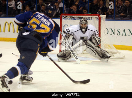 Los Angeles Kings Torwart Jonathan Quick wartet auf den Schuß aus der Stick von St. Louis Blues David Perron in der ersten Periode im Scottrade Center in St. Louis am 3. Februar 2012. UPI/Rechnung Greenblatt Stockfoto