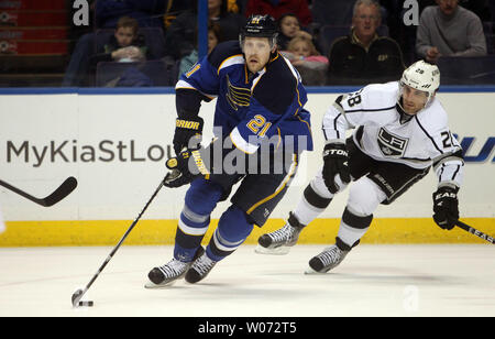 St. Louis Blues Patrik Berglund (21) Schweden skates rund um Los Angeles Kings Jarret Stoll mit dem Puck in der ersten Periode im Scottrade Center in St. Louis am 3. Februar 2012. UPI/Rechnung Greenblatt Stockfoto