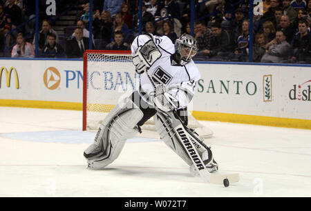 Los Angeles Kings Torwart Jonathan Quick kommt weg aus dem Ziel einen Puck gegen die St. Louis Blues in der ersten Periode zu löschen Im Scottrade Center in St. Louis am 3. Februar 2012. UPI/Rechnung Greenblatt Stockfoto