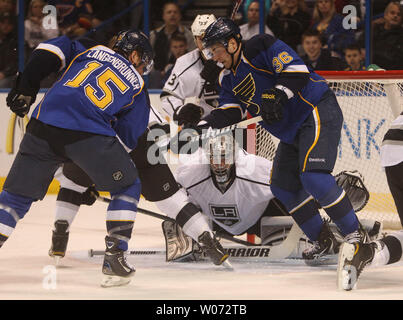 Los Angeles Kings Torwart Jonathan Quick Augen der Puck als St. Louis Blues Jamie Langenbrunner(15) und Matt D'Agostini versuchen, es in der ersten Periode am Scottrade Center in St. Louis am 3. Februar 2012 zu arbeiten. UPI/Rechnung Greenblatt Stockfoto