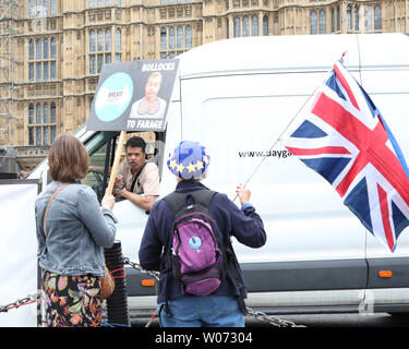 London, Großbritannien. 26 Juni, 2019. Eine Person spricht mit Anti-Brexit Unterstützer in Westminster, London, Großbritannien, am 26. Juni 2019. Credit: Paul Marriott/Alamy leben Nachrichten Stockfoto