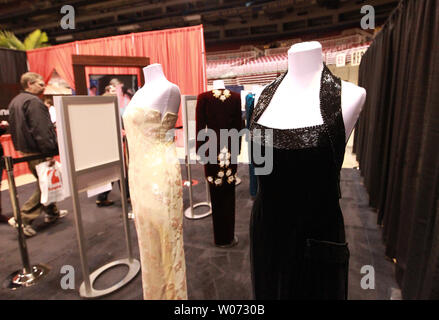 Die Besucher der St. Louis Haus und Garten Zeige Datei Vergangenheit die Kleider von Prinzessin Diana Auf dem Edward Jones Dome in St. Louis am 24. Februar 2012. UPI/Rechnung Greenblatt Stockfoto