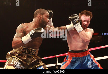 Boxer Eddie Gomez der Bronx, New York (L) verbindet sich mit dem Gesicht von David Lopez von Caldwell, Idaho während Ihrer Junior Mittelgewicht sechs Runden Kampf an der Scottrade Center in St. Louis, die am 25. Februar 2012. Gomez gewann ihren Kampf. UPI/Rechnung Greenblatt Stockfoto