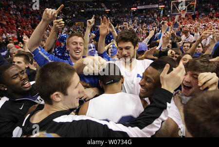 Die Creighton Blue Jays feiern Ihre 83-79 gewinnen mit Fans über das Illinois State Redbirds der Missouri Valley Turnier Meisterschaft Spiel im Scottrade Center in St. Louis am 4. März 2012 zu gewinnen. UPI/Rechnung Greenblatt Stockfoto