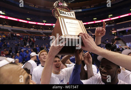 Die Creighton Blue Jays feiern Ihre 83-79 Sieg über den Illinois Zustand Redbirds in der Missouri Valley Turnier Meisterschaft Spiel im Scottrade Center in St. Louis am 4. März 2012. UPI/Rechnung Greenblatt Stockfoto