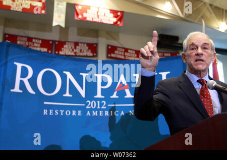 Der republikanische Präsidentschaftskandidat Ron Paul Adressen eine Masse der Fans auf dem Campus der Lindenwood University in St. Charles, Missouri am 10. März 2012. UPI/Rechnung Greenblatt Stockfoto