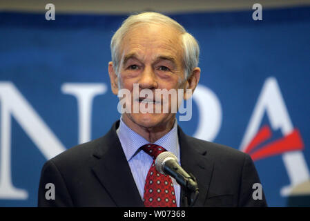 Der republikanische Präsidentschaftskandidat Ron Paul Adressen eine Masse der Fans auf dem Campus der Lindenwood University in St. Charles, Missouri am 10. März 2012. UPI/Rechnung Greenblatt Stockfoto