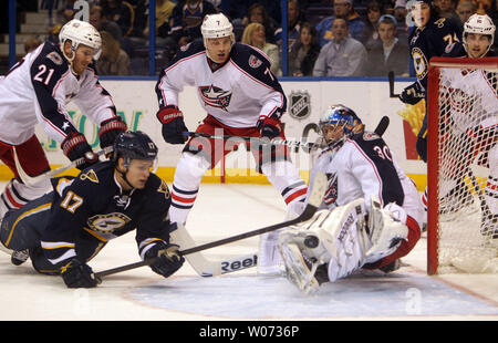 St. Louis Blues Vladimir Sobotka (17) Uhren als Columbus Blue Jackets Curtis Sanford kickt den Puck in der ersten Periode deutlich im Scottrade Center in St. Louis am 10. März 2012. UPI/Rechnung Greenblatt Stockfoto