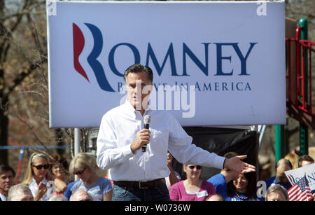 Der republikanische Präsidentschaftskandidat Mitt Romney Adressen eine Masse von Befürwortern als Er besucht Kirkwood, Missouri am 13. März 2012. UPI/Rechnung Greenblatt Stockfoto