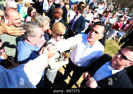 Der republikanische Präsidentschaftskandidat Mitt Romney grüßt Unterstützer, als er Besuche Kirkwood, Missouri am 13. März 2012. UPI/Rechnung Greenblatt Stockfoto