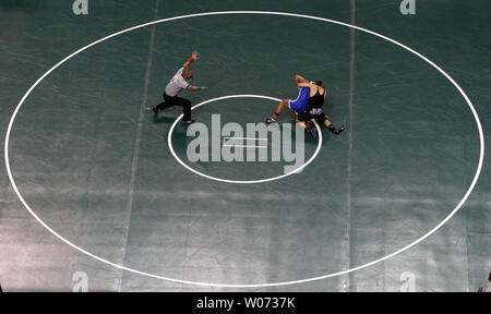 Konkurrieren zwei Ringkämpfer während des Tages eine der NCAA Wrestling Meisterschaften an der Scottrade Center in St. Louis am 15. März 2012. Über 70 Schulen konkurrieren in den drei Tag-Reihe. UPI/Rechnung Greenblatt Stockfoto