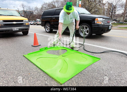 Don Nelson von der St. Louis Straßen Abteilung Sprays ein vierblättriges Kleeblatt auf der Market Street, St. Louis bereitet sich für St. Patricks Day am 16. März 2012. St. Louis wird eine 5k laufen, und die Parade, die über 100 gehören schwebt am 17. März 2012. UPI/Rechnung Greenblatt Stockfoto