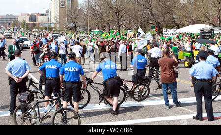 St. Louis Polizei warten die Mitglieder der besetzen St. Louis verlegen, als sie Eintritt in das St. Louis St. Patricks Day Parade in St. Louis am 17. März 2012 zu gewinnen versuchen. Besetzen St. Louis hat die Heimat der Mittelwesten Sitzungen besetzen und Rallys in der vergangenen Woche gewesen. UPI/Rechnung Greenblatt Stockfoto