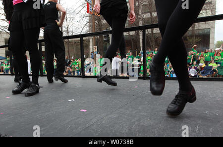 Tänzer aus dem Clark Akademie des Irischen Tanzes während des St. Louis St. Patricks Day Parade in St. Louis am 17. März 2012. Tausende bis gezeigt werden, da die Temperaturen im unteren 80er erreicht. UPI/Rechnung Greenblatt Stockfoto