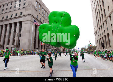 Ein riesiger Klee Ballon wird von Freiwilligen während des St. Louis St. Patricks Day Parade in St. Louis am 17. März 2012 gezogen. Tausende bis gezeigt werden, da die Temperaturen im unteren 80er erreicht. UPI/Rechnung Greenblatt Stockfoto