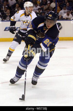 St. Louis Blues Alexander Steen steuert den Puck gegen die Nashville Predators in der ersten Periode im Scottrade Center in St. Louis am 27. März 2012. St. Louis gewann das Spiel mit 3-0. UPI/Rechnung Greenblatt Stockfoto