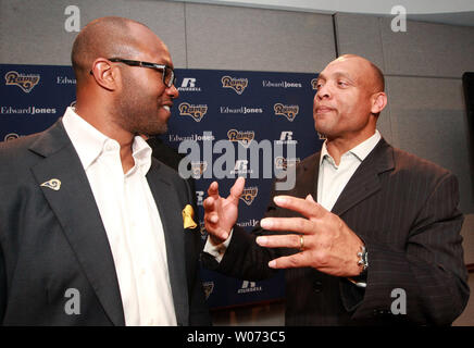 St. Louis Rams wide receiver Torry Holt Aktien einen hellen Moment mit ehemaligen Mannschaftskameraden Aeneas Williams nach Holt seinen Ruhestand vom Fußball an der Ausbildungsstätte des Teams in Earth City, Missouri verkündet am 4. April 2012. Holt unterzeichnet einen Vertrag, so dass er als Mitglied der Rams sich zurückziehen konnten. Holt verbrachte 10 Jahreszeiten mit den Widdern und ist 10. in der Geschichte der NFL in Receiving yards geordnet (13,382) und 13. in Empfänge (920). Als Anfänger, Holt ein Anfänger Super Bowl Datensatz mit sieben Pässe für 109 Yards gegen Tenessee in Super Bowl XXXIV. UPI/Rechnung Greenblatt Stockfoto