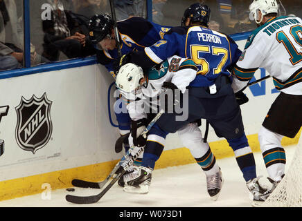 St. Louis Blues David Backes (42) und David Perron (57) crush San Jose Sharks Dan Boyle in der ersten Periode in der ersten Runde der Stanley Cup Playoffs im Scottrade Center in St. Louis am 12. April 2012. UPI/Rechnung Greenblatt Stockfoto