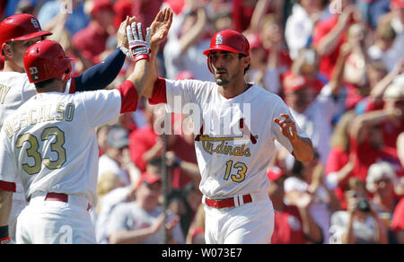 St. Louis Cardinals Matt Carpenter (13) gratuliert von Matt Holliday und David Descalso nach dem Scoring auf einen Treffer durch Yadier Molina im vierten Inning gegen die Chicago Cubs am Busch Stadium in St. Louis am 14. April 2012. St. Louis gewann das Spiel 5-1. UPI/Rechnung Greenblatt Stockfoto