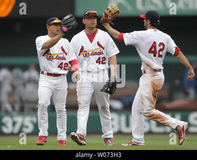 St. Louis Cardinals (LTO R) Erik Komatsu, Matt Holliday und Matt Carpenter feiern ihren Sieg 10-3 über die Chicago Cubs am Busch Stadium in St. Louis am 15. April 2012. UPI/Rechnung Greenblatt Stockfoto